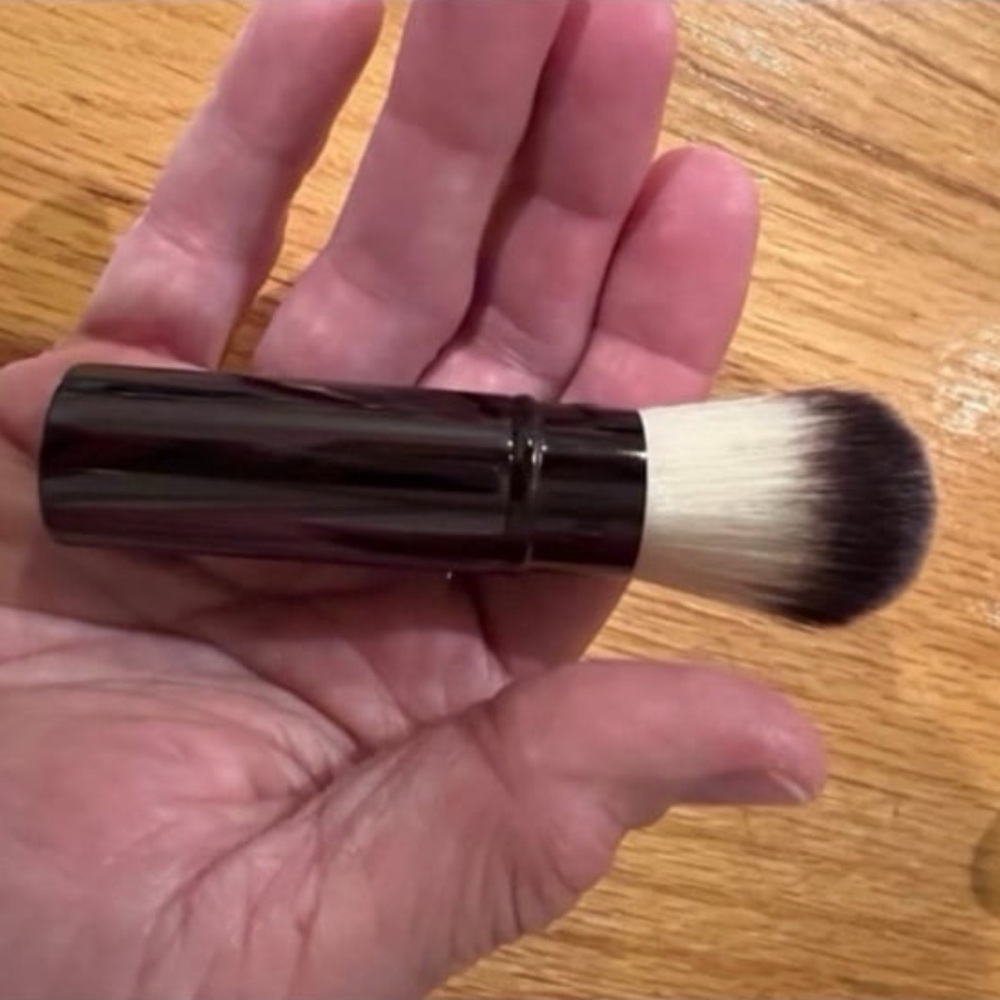 Hourglass Retractable Foundation Brush ~NEW~ - Picture 6 of 9